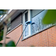 4,6 m teleszkópos napelem tisztító kefe vegyszeradagolóval, acél nyéllel + ajándék Solar Shine koncentrátum (750 ml)
