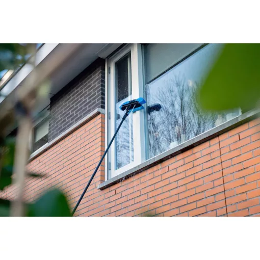 4,6 m teleszkópos napelem tisztító kefe vegyszeradagolóval, acél nyéllel + ajándék Solar Shine koncentrátum (750 ml)