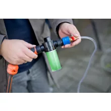 4,6 m teleszkópos napelem tisztító kefe vegyszeradagolóval, acél nyéllel + ajándék Solar Shine koncentrátum (750 ml)