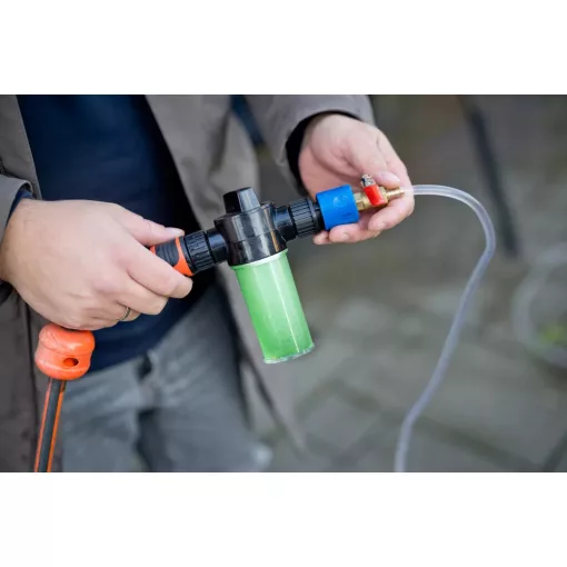 4,6 m teleszkópos napelem tisztító kefe vegyszeradagolóval, acél nyéllel + ajándék Solar Shine koncentrátum (750 ml)