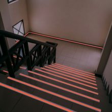 Csúszásmentes ragasztószalag - foszforeszkáló jelölőcsíkkal - 5 m x 50 mm - 5 féle