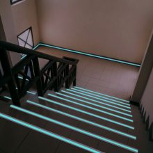 Csúszásmentes ragasztószalag - foszforeszkáló jelölőcsíkkal - 5 m x 50 mm - 5 féle