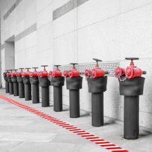 Veszélyt jelző ragasztószalag - piros / fehér - 50 mm x 33 m