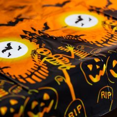   Halloween-i asztalterítő - alumínium hatású - 137 x 183 cm - sírköves