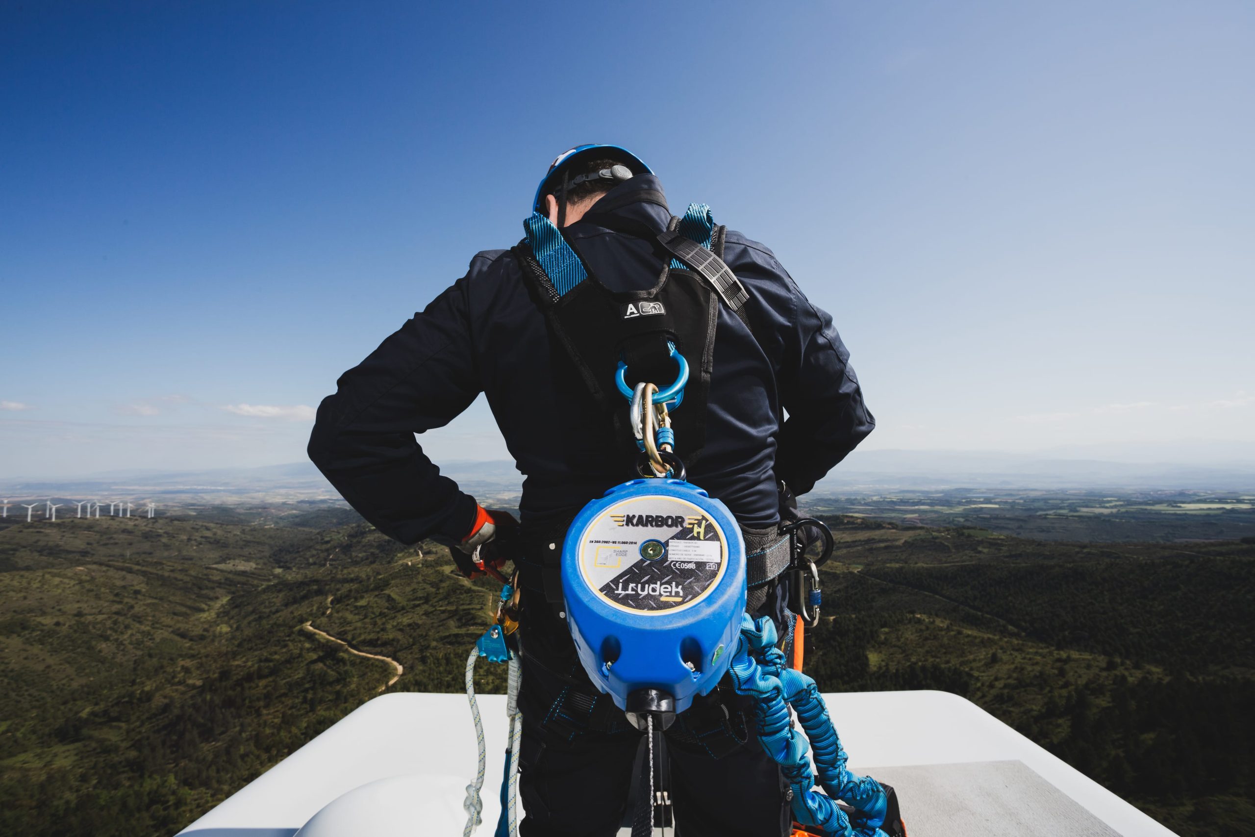 Leesés elleni védelem: Útmutató a biztonságos munkavégzéshez magasban